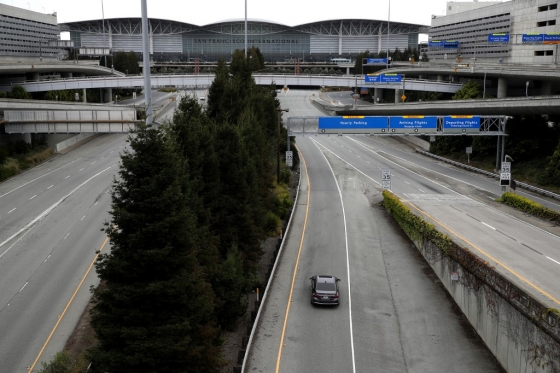 12일(현지시간) 미국 캘리포니아주 샌프란시스코 공항 앞 도로가 코로나19로 인해 한산한 모습이다. /AFPBBNews=뉴스1
