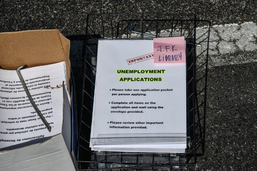 4월 8일(현지시간) 미국 플로리다주 하이얼리어의 존 F.케네디 도서관 바깥에 신규 실업수당 신청 문서가 놓여져 있다./사진=AFP<br>
