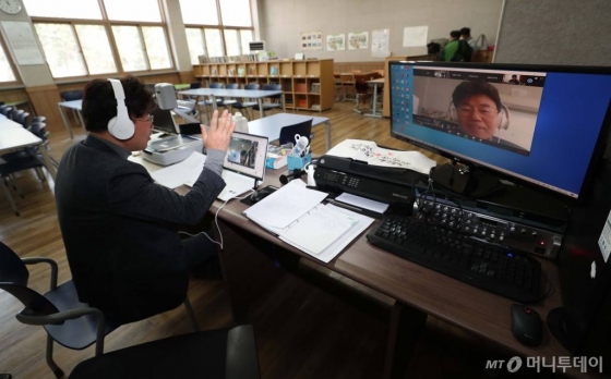 전국 중·고등학교가 고3과 중3부터 온라인 개학을 시작한 9일 서울 마포구 숭문중학교 교실에서 온라인 수업이 진행되고 있다. / 사진=이기범 기자 leekb@