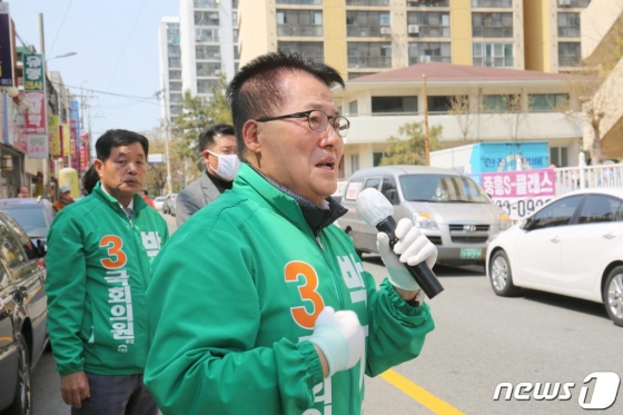 박지원 민생당 목포 후보가 9일 목포 비파아파트 앞에서 유권자를 향해 지지를 호소하고 있다,/사진제공=뉴스1
