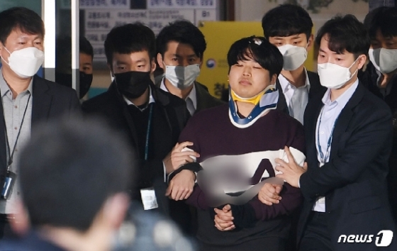 인터넷 메신저 텔레그램에서 미성년자를 포함한 여성들의 성 착취물을 제작 및 유포한 혐의로 구속기소된 '박사방' 운영자 조주빈(25)/뉴스1 © News1 송원영 기자
