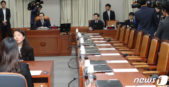 지난해 3월 13일 국회 본회의 직후 열릴 예정이었던 국회 운영위원회가 당시 자유한국당 의원들의 불참으로 열리지 못했다. 홍영표 운영위원장은 오는 18일 운영위원회를 재개한다고 말했다. / 사진=뉴스1