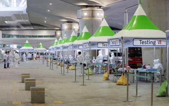 지난달 26일 오후 인천국제공항 제2터미널 옥외공간에 마련된 코로나19 개방형 선별진료소 모습. /사진=뉴시스