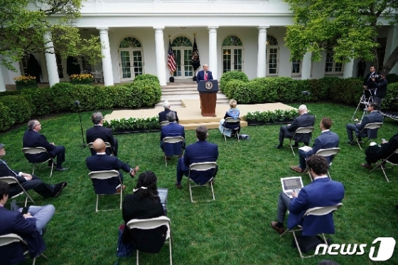 [사진] 백악관 로즈가든서 코로나 브리핑 발언하는 트럼프