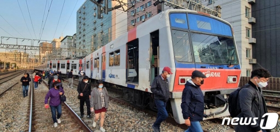 지난 14일 오전 서울 영등포구 지하철 1호선 영등포역에서 신길역으로 향하던 열차가 탈선해 시민들이 선로로 이동하고 있다./사진=뉴스1