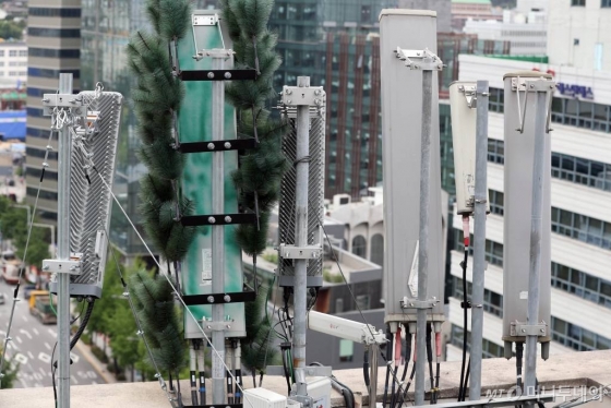 5G 서비스 개통 100일이 되어가는 가운데 지난해 7월10일 오후 서울 시내의 한 빌딩 옥상에 통신사 5G 기지국 안테나가 설치되어 있다. /사진=임성균 기자