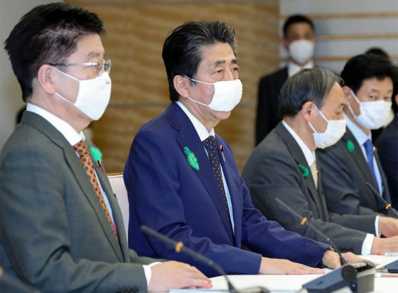 아베 신조 일본 총리가 16일 코로나19 대책본부 회의에 참석한 모습. /AFPBBNews=뉴스1