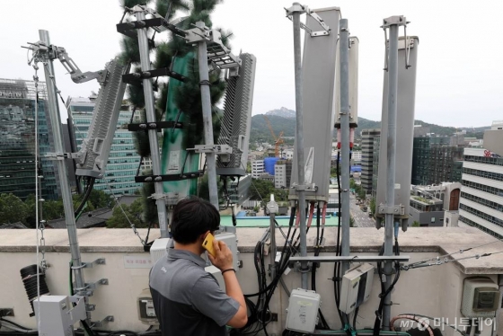5G 서비스 개통 100일이 되어가는 가운데 10일 오후 서울 시내의 한 빌딩 옥상에 통신사 5G 기지국 안테나가 설치되어 있다. /사진=임성균 기자