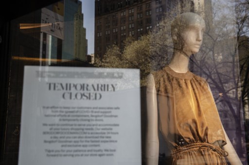 3월 18일 미국 뉴욕시에 위치한 니만마커스 계열 버그도프굿맨 백화점에 코로나19로 인한 임시 휴업 알림이 내걸렸다./사진=AFP 