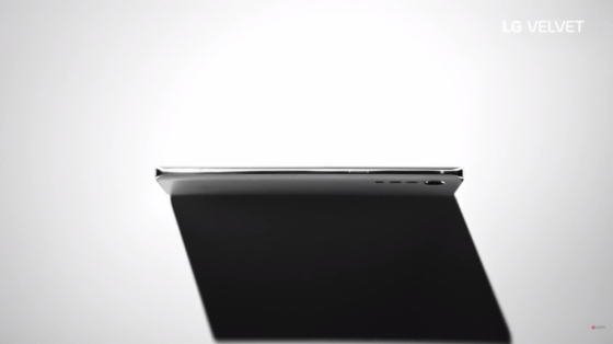 LG전자 전략 스마트폰 'LG 벨벳' 측면. 3D 아크 디자인으로 제품 전면과 후면 가장자리가 완만한 곡선으로 처리됐다. /사진=LG전자