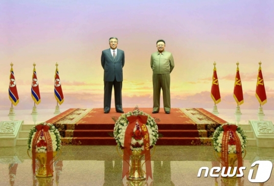 김일성 주석(왼쪽)과 김정일 국방위원장 입상/사진=뉴스1
