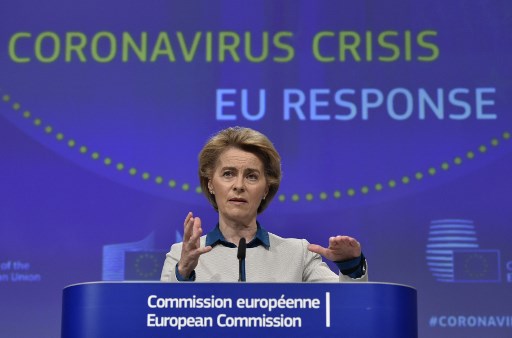 우르줄라 폰데어라이엔 EU 집행위원장이 15일(현지시간) 벨기에 브뤼셀에서 'EU 코로나19 대응 화상회의'를 한 후 브리핑을 하고 있다./사진=AFP 