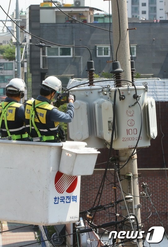 (서울=뉴스1) =한국전력 직원들이 열화상 진단장비를 활용하여 전력설비를 진단하는 모습.(한전 제공) 2020.3.1/뉴스1