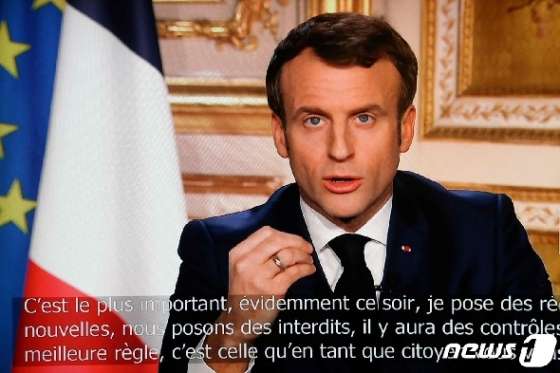 에마뉘엘 마크롱 프랑스 대통령이 16일(현지시간) 파리에서 생방송된 코로나19 관련 제2차 대국민 담화에서 "우리는 전쟁 중＂이라고 밝히며 향후 15일간 전국민 이동 금지령을 내리고 있다. © AFP=뉴스1 © News1