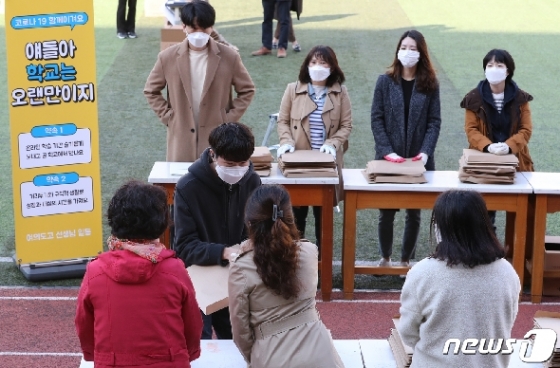 24일 서울 여의도고등학교에서 문제지를 전달하는 교사들./뉴스1 © News1 송원영 기자