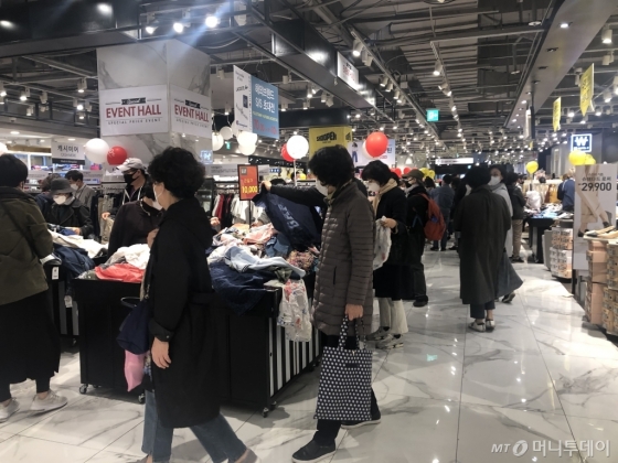 지난 22일 서울 강남구 뉴코아 백화점을 찾은 시민들이 쇼핑을 하고 있다/사진=오정은기자 