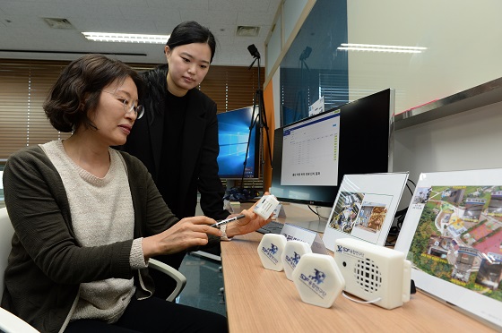 (왼쪽부터)ETRI SDF융합연구단 박현, 박혜진 연구원이 돈사에 설치된 센서 모니터링 시스템을 시연하고 있는 모습/사진=ETRI