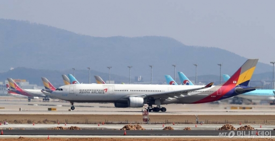 코로나19의 영향으로 한국인의 입국 제한 등 금지하는 나라가 늘어가고 있는 가운데 2일 인천국제공항에서 아시아나항공 항공기가 이륙하고 있다. / 사진=인천=이기범 기자 leekb@