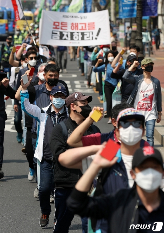 [사진] '노동절 대회 행진도 마스크 쓰고'