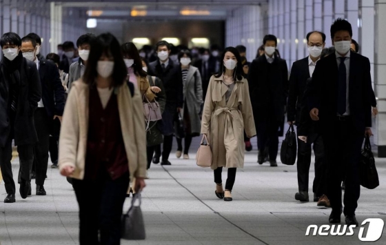 9일(현지시간) 코로나19 비상사태가 선언된 도쿄의 신주쿠역 지하도에 마스크를 쓴 시민들이 출근을 하고 있다. / 사진=AFP(뉴스1)