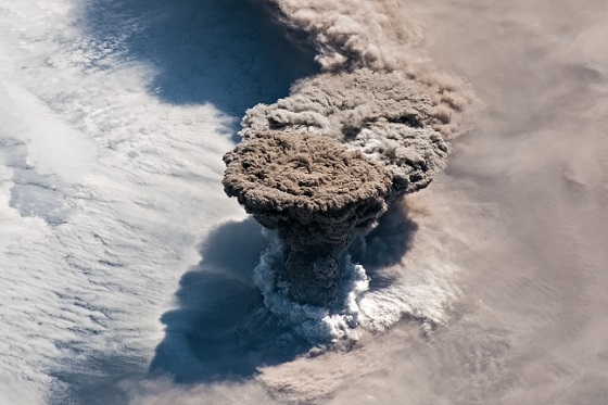 라이코케섬의 화산폭발/사진=NASA