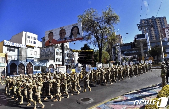 [사진] “코로나 국민에 위로를” 행진하는 볼리비아 군악대
