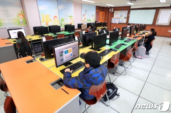 지난 16일 서울 서초구 신동초등학교 긴급돌봄교실에서 학생들이 온라인 수업을 듣고 있다. /뉴스1 © News1 구윤성 기자