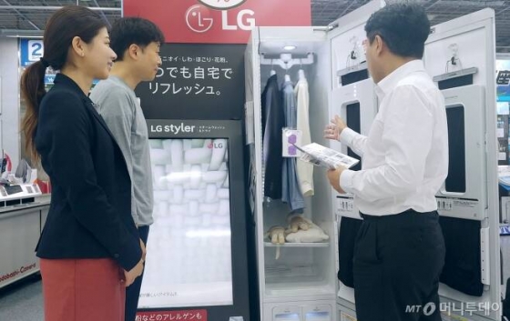 일본의 한 가전매장에서 직원이 고객에게 LG 트롬 스타일러를 소개하고 있다./사진제공=LG전자 