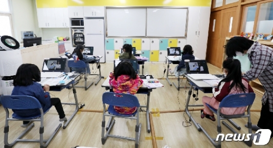 지난달 29일 서울 한 초등학교 돌봄교실에서 학생들이 원격수업으로 공부하고 있다. 2020.4.29/뉴스1 © News1 박지혜 기자