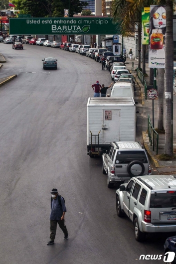 (카라카스 AFP=뉴스1) 우동명 기자 = 23일(현지시간) 코로나19 확산 속 석유 부국 베네수엘라 카라카스의 주유소에 차량들이 길게 줄을 서 있다. ⓒ AFP=뉴스1