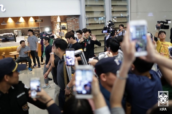 손흥민(가운데)이 팬들에게 인사하고 있다. /사진=대한축구협회 제공