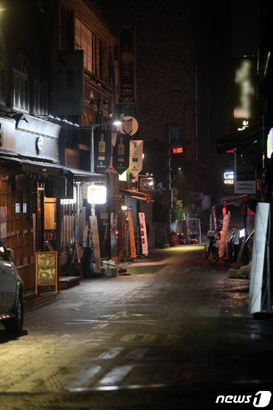 [사진] 텅 빈 주말밤 이태원 거리