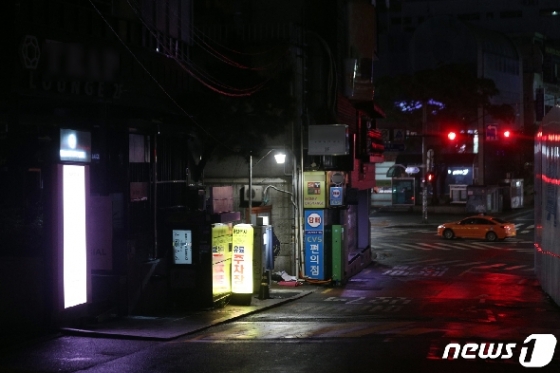 [사진] 서울시 집합금지 명령에 한산해진 주말 밤 이태원