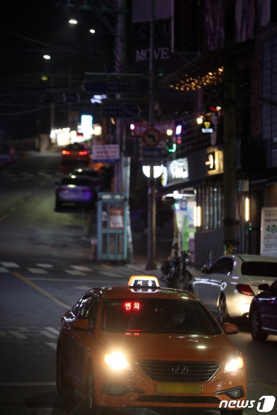 [사진] 서울시 집합금지 명령...한산한 이태원의 주말 밤