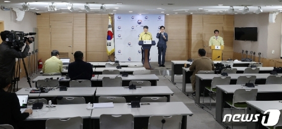 [사진] 박능후 장관 '코로나19 대응 정례 브리핑'