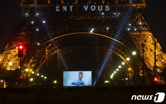 [사진] ‘코로나 전사’들에게 경의 표하는 파리 에펠탑