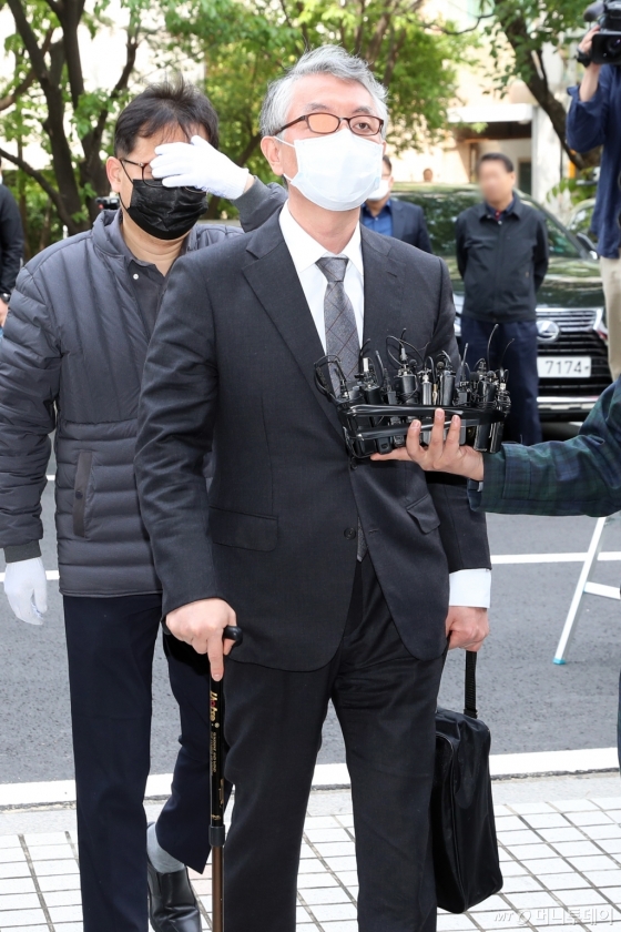 [사진]문은상 대표, '미공개 정보 주식거래 혐의' 법원 출석