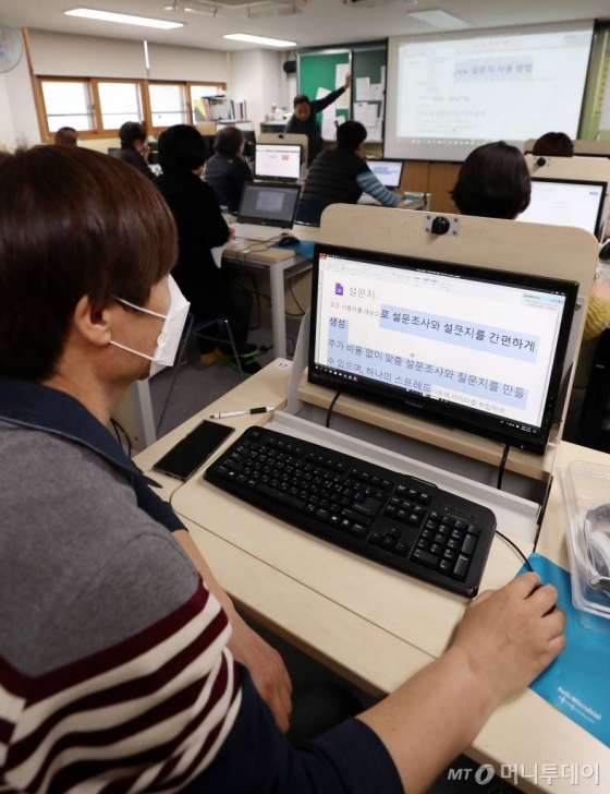 온라인 개학을 하루 앞둔 8일 서울시내 한 중학교에서 교직원들이 온라인 수업 준비를 위한 교육을 받고 있다. / 사진=김휘선 기자 hwijpg@