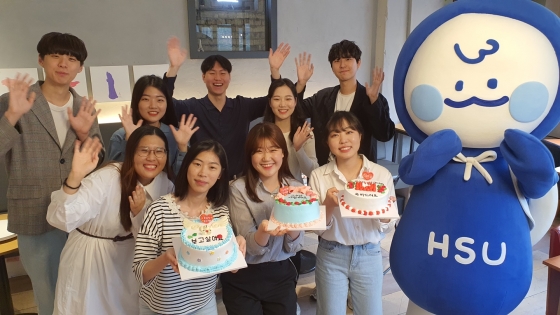 한성대 홍보대사 '하랑'과 사회봉사단 '허브' 소속 학생들이 스승의 날 기념 케이크 만들기 행사를 전개했다.
