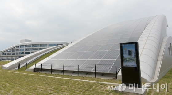 녹색도시 체험센터 전경. 건물 지붕 등에 태양광 PV(Photovoltaic)패널들이 설치돼 있다. / 사진제공=SK C&C