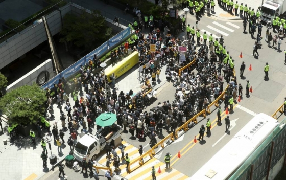 13일 오후 서울 종로구 옛 일본대사관 앞에서 열린 제1439차 일본군 성노예제 문제 해결을 위한 정기 수요집회가 '코로나19' 확산 방지를 위해 온라인 생중계로 진행되고 있다. / 사진=김휘선 기자 hwijpg@