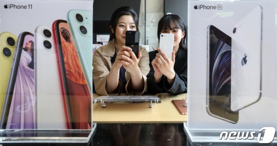 지난 6일 오후 서울 세종대로 광화문 KT 스퀘어에서 시민들이 아이폰SE 2세대 제품을 살펴보고 있다. /사진=뉴스1