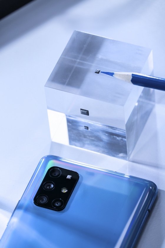 SK텔레콤은 삼성전자와 협력해 세계 최초로 양자난수생성 칩셋을 넣은 5G 스마트폰 '갤럭시A퀀텀'을 선보인다고 14일 밝혔다./사진=SK텔레콤