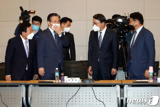 [사진] 철강업계 대표들 만난 성윤모 장관