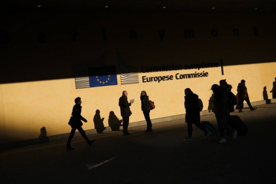 지난 2월 벨기에 수도 브뤼셀에서 시민들이 오후 햇살을 받으며 유럽 위원회 본부 앞을 지나다니고 있다/사진=AP,뉴시스
