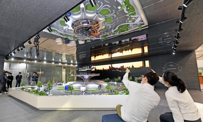 현대차 임직원들이 본사 1층 로비에 설치된 '스마트 모빌리티 솔루션' UAM, PBV, Hub의 축소 모형물을 관람하고 있다. /사진제공=현대차