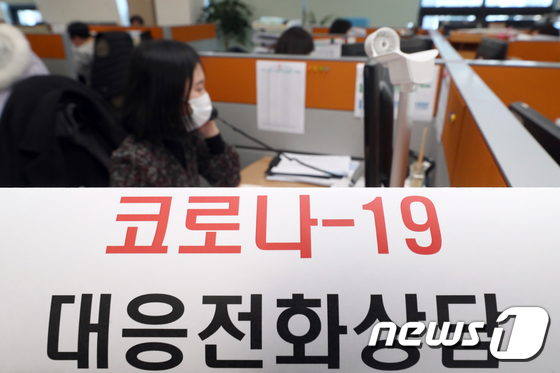 올해 2월26일 인천광역시 옹진군 보건소에서 직원들이 코로나19 관련 전화 상담을 하고 있다. (옹진군 제공)/사진=뉴스1