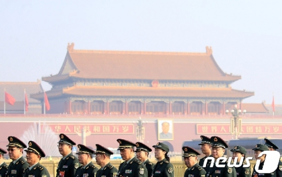 4일(현지시간) 전국인민정치협상회의(정협) 개막식이 열리는 베이징 인민대회당에 군 대표단이 도착하고 있다. © 로이터=뉴스1 © News1 우동명 기자