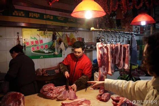 상하이의 한 시장에서 손님이 돼지고기를 주문하고 있다. 중국은 세계 최대 돼지고기 소비국으로 전세계에서 생산되는 돼지고기의 49%를 소비한다. /사진=머니투데이DB