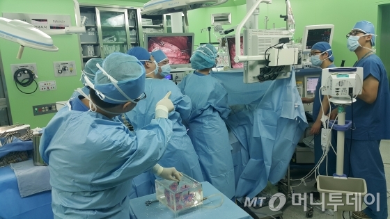 서울대학교병원 의료진들이 메디컬아이피에서 만든 장기 모형을 실제 흉부외과 수술에 활용하는 모습/사진제공=서울대학교병원